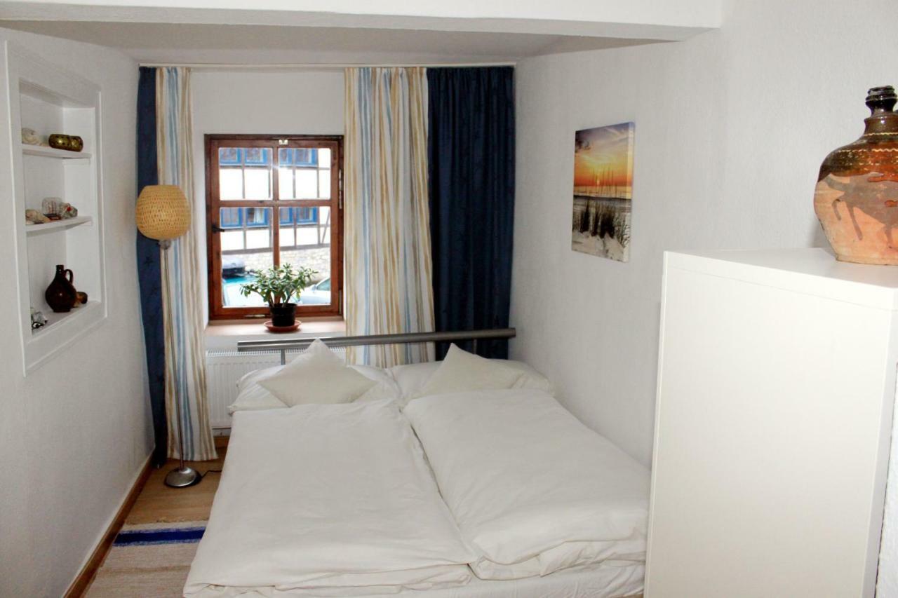 Haus Zum Kleinen Helm Lägenhet Erfurt Exteriör bild